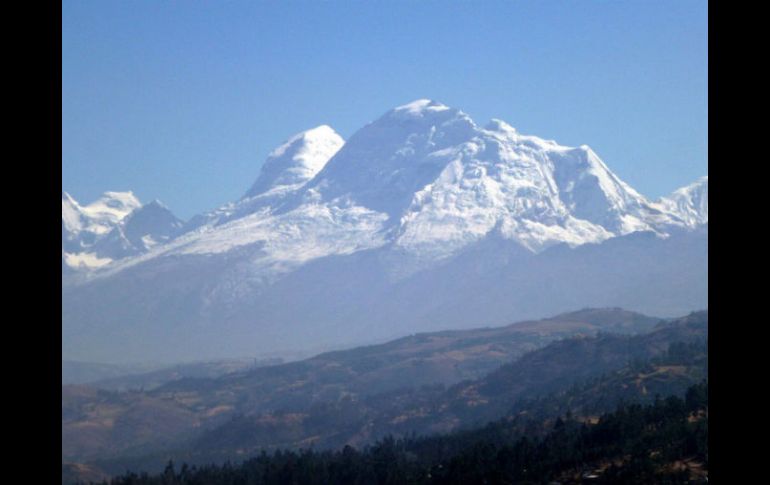 Los rescatistas hallaron a Mendoza y Loli en unas grietas de la montaña. TWITTER / @huascaran2016