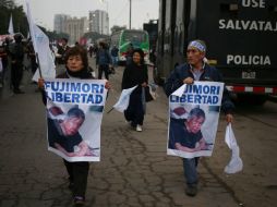 Simpatizantes de Fujimori marcharon vestidos con camisetas blancas y banderas que contenían la frase 'Fujimori Libertad'. AP / M. Mejía