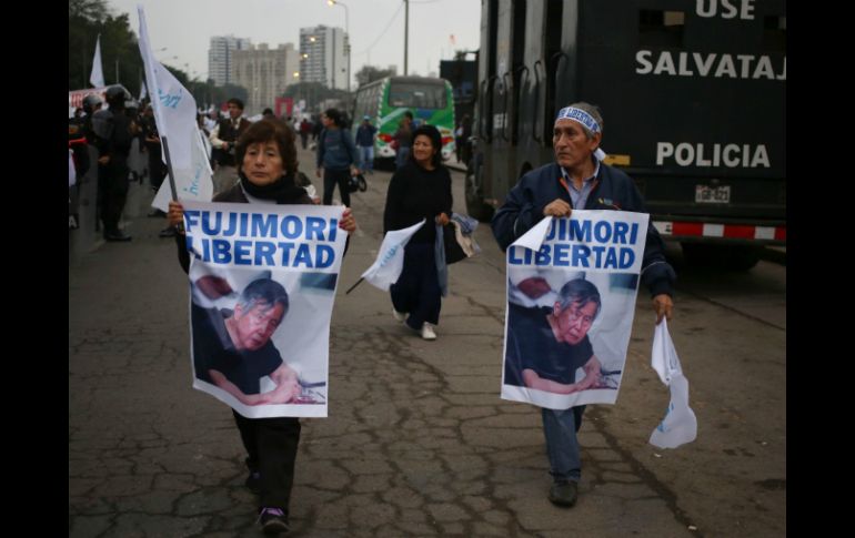 Simpatizantes de Fujimori marcharon vestidos con camisetas blancas y banderas que contenían la frase 'Fujimori Libertad'. AP / M. Mejía