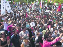 Unos mil manifestantes pro kurdos realizaron una protesta contra el golpe de Estado fallido. AP /