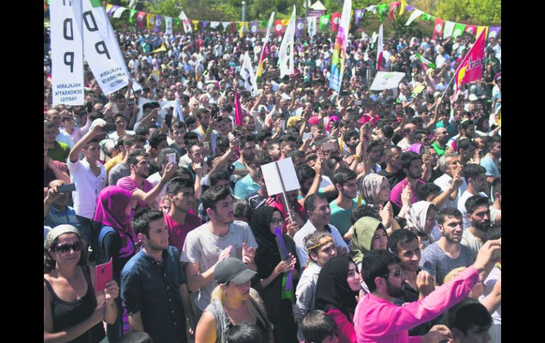 Unos mil manifestantes pro kurdos realizaron una protesta contra el golpe de Estado fallido. AP /