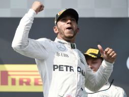 En el momento en que Hamilton rebasa a ''Guti'', hace una señal con el dedo medio. EFE / T. Kovacs