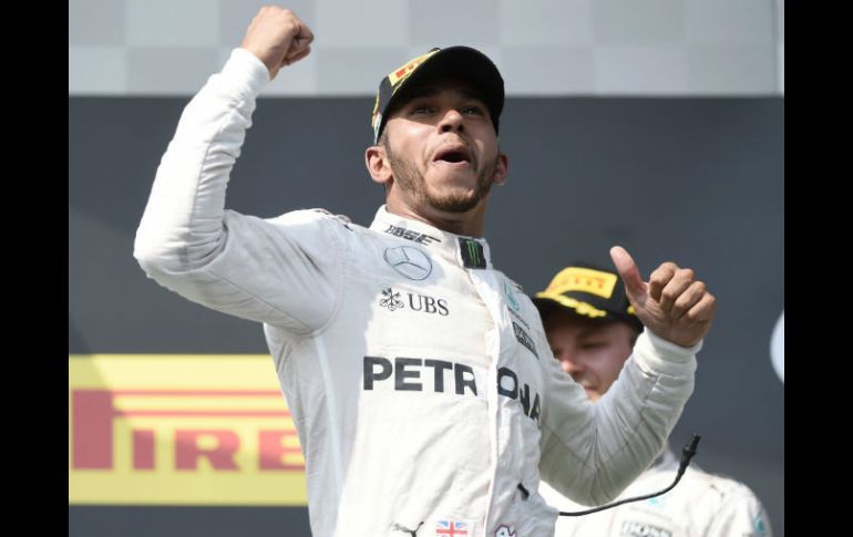 En el momento en que Hamilton rebasa a ''Guti'', hace una señal con el dedo medio. EFE / T. Kovacs