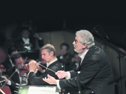 Batuta en mano. Plácido Domingo disfrutó e hizo disfrutar al público asistente a la gran final de Operalia dirigiendo a la OFJ. EL INFORMADOR / F. Atilano