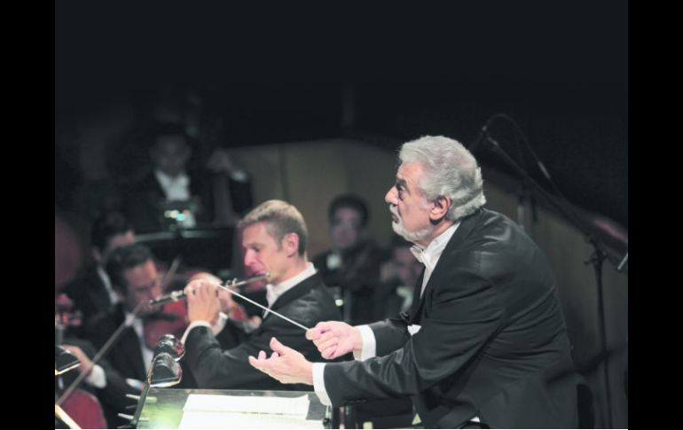 Batuta en mano. Plácido Domingo disfrutó e hizo disfrutar al público asistente a la gran final de Operalia dirigiendo a la OFJ. EL INFORMADOR / F. Atilano