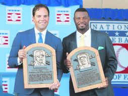 Mike Piazza (izquierda) y Ken Griffey Jr. muestran sus placas que los acreditan como nuevos miembros del Salón de la Fama del beisbol. AFP / J. McIsaac