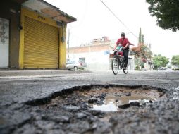 Este año sólo hay 300 millones de pesos para repavimentar las calles de Guadalajara. EL INFORMADOR / R. Tamayo