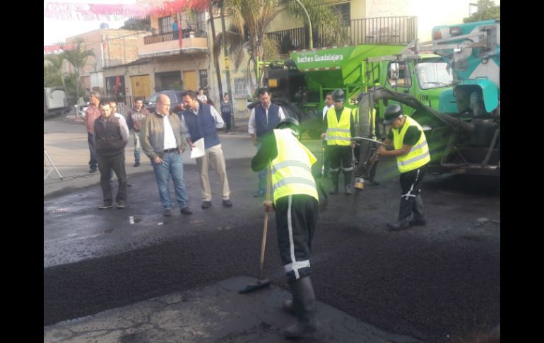 Enrique Alfaro da inicio al programa de bacheo, en Felipe Ángeles y San Pedro. EL INFORMADOR / A. Hinojosa