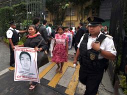 P.adres de familia y abogados de los 43 normalistas de Ayotzinapa arriban  a las instalaciones de la Secretaría de Gobernación. SUN / ARCHIVO