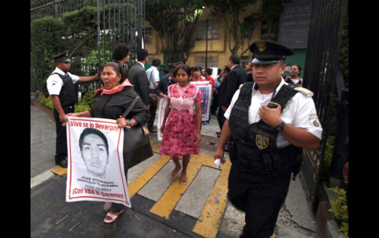 P.adres de familia y abogados de los 43 normalistas de Ayotzinapa arriban  a las instalaciones de la Secretaría de Gobernación. SUN / ARCHIVO