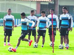 Preparación. Elementos del Guadalajara en el entrenamiento de ayer en el Club Nápoles Tapatío, en la zona de La Mojonera. ESPECIAL / CHIVAS FC