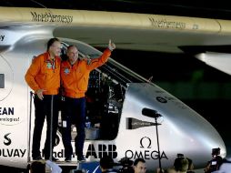 Los pilotos de la aeronave solar Impulse 2, Bertrand Piccard y Andre Borschberg celebran tras aterrizar en Abu Dhabi. EFE /