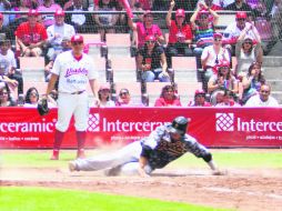 Acción del partido entre los Pericos de Puebla y los Diablos Rojos del México disputado el domingo pasado. NTX /  F. García