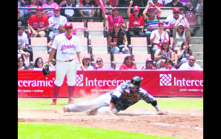 Acción del partido entre los Pericos de Puebla y los Diablos Rojos del México disputado el domingo pasado. NTX /  F. García