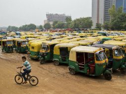 Además de los taxis, también participan en la manifestación los típicos 'rickshaws' de tres ruedas. AP / S. Das