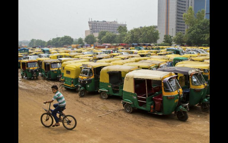 Además de los taxis, también participan en la manifestación los típicos 'rickshaws' de tres ruedas. AP / S. Das