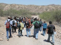 Personas indocumentadas caminan por el desierto de Arizona. SUN / ARCHIVO