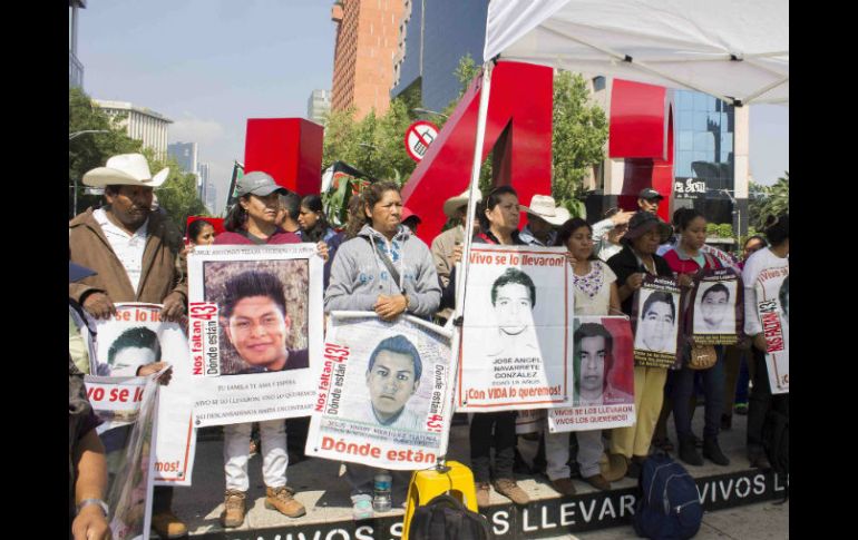 Padres de los 43 estudiantes víctimas de desaparición forzada en Ayotzinapa. SUN / ARCHIVO