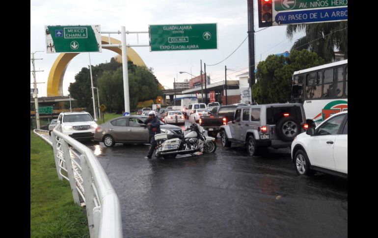 La fuerte lluvia ocasionó congestionamientos viales en la zona. EL INFORMADOR /