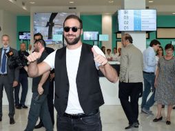 Higuaín aparece sonriente, vestido con una camiseta blanca y un chaleco negro, levantando los pulgares. EFE / A. Di Marco