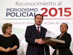 Osorio Chong, participó en la entrega del Reconocimiento al Periodismo Policial 2015. TWITTER / @osoriochong