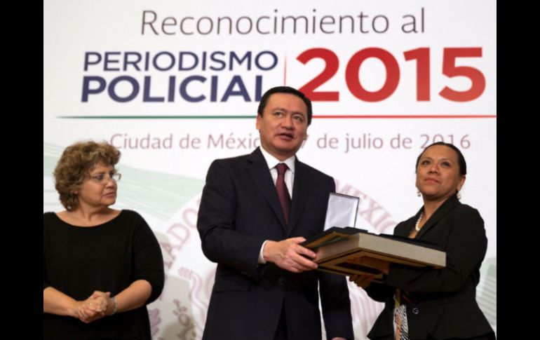 Osorio Chong, participó en la entrega del Reconocimiento al Periodismo Policial 2015. TWITTER / @osoriochong