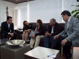 El secretario en reunión con la madre de la víctima. TWITTER / @osoriochong