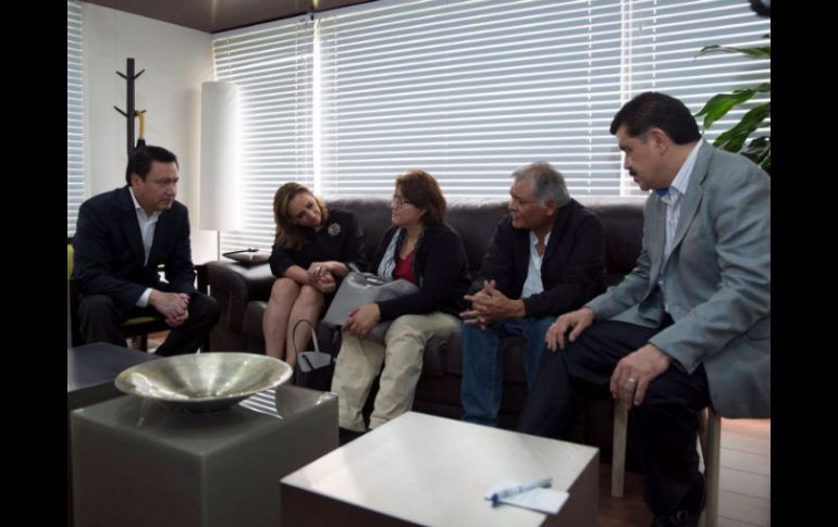 El secretario en reunión con la madre de la víctima. TWITTER / @osoriochong