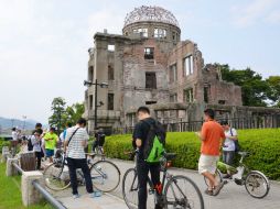 Los jugadores de 'Pokémon Go' están acudiendo a la zona de monumentos en honor a las víctimas de la bomba atómica en Hiroshima. AP /