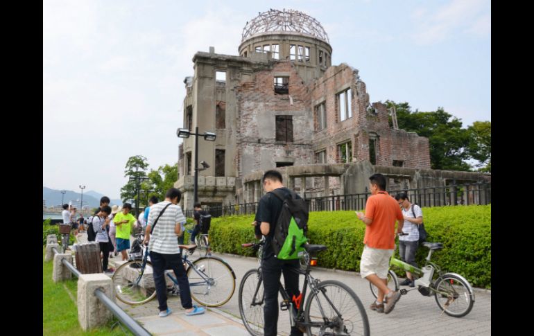 Los jugadores de 'Pokémon Go' están acudiendo a la zona de monumentos en honor a las víctimas de la bomba atómica en Hiroshima. AP /