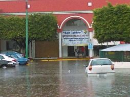 Autos se quedaron varados por las inundaciones. TWITTER / @MontRaven