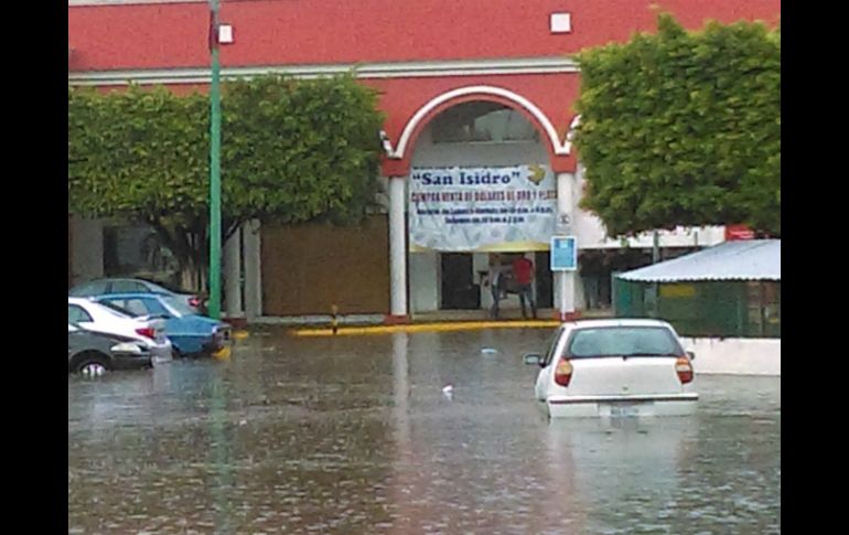 Autos se quedaron varados por las inundaciones. TWITTER / @MontRaven