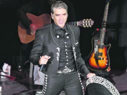 Alejandro Fernández. El cantante porta con orgullo el traje de mariachi. SUN /