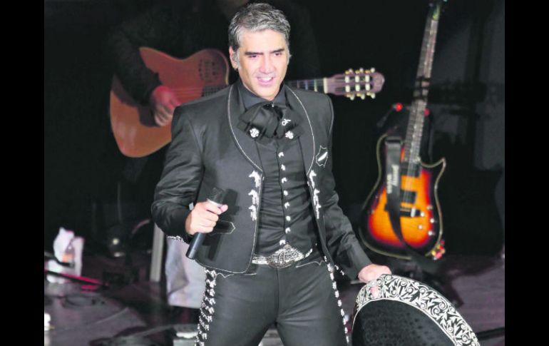 Alejandro Fernández. El cantante porta con orgullo el traje de mariachi. SUN /