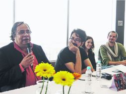 Presentación. El artista Jazzamoart, con el micrófono en la mano, durante la rueda de prensa del festival de jazz en la ciudad. ESPECIAL /