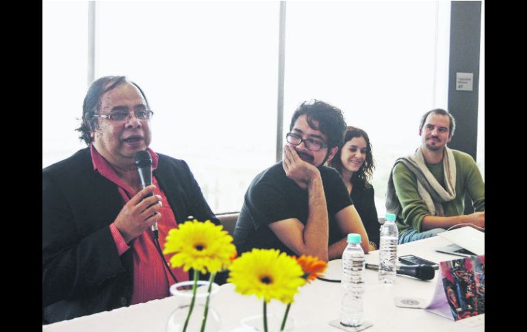 Presentación. El artista Jazzamoart, con el micrófono en la mano, durante la rueda de prensa del festival de jazz en la ciudad. ESPECIAL /