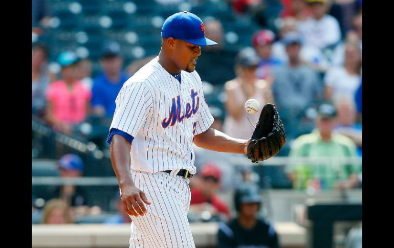 Jeurys Familia se lamenta tras no poder conservar la ventaja de su equipo, que al final perdió ante la novena de Colorado. AFP / J. McIsaac