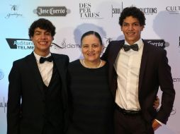 Isaac Hernández (Der.) con su madre y su hermano. EL INFORMADOR / R. Buendía