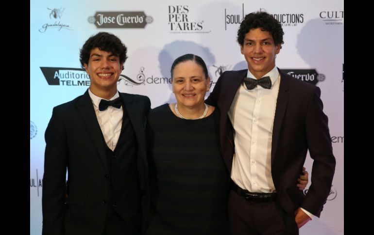 Isaac Hernández (Der.) con su madre y su hermano. EL INFORMADOR / R. Buendía