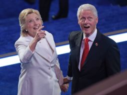 Clinton, que siempre ha sido un hombre seguro de sí mismo, no parece inmutarse al intercambiar posición con su esposa. AFP / B. Smialowski