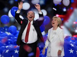 Entre banderas y aplausos, Kaine y Clinton celebran su convención en Filadelfia. AFP / S. Loeb