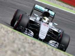 Hamilton marca el mejor tiempo, que cubrió los cuatro la pista alemana con 242 milésimas menos que Nico Rosberg. AP / J. Meyer