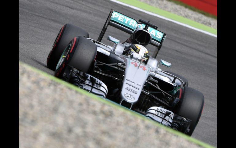 Hamilton marca el mejor tiempo, que cubrió los cuatro la pista alemana con 242 milésimas menos que Nico Rosberg. AP / J. Meyer