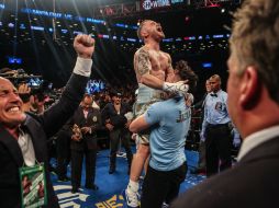 Carl Frampton celebra su triunfo ante miles de espectadores. AFP / A. Geathers