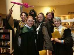 Algunos seguidores de Harry Potter acudieron a las librerías vestidos de brujas para recrear el mundo de la novela. AFP / D. Leal-Olivas