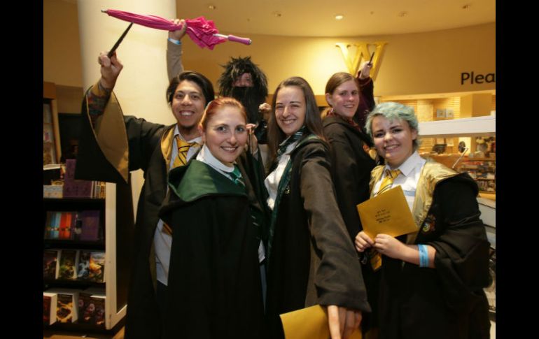 Algunos seguidores de Harry Potter acudieron a las librerías vestidos de brujas para recrear el mundo de la novela. AFP / D. Leal-Olivas