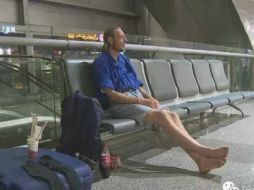 Al ver que la mujer no se presentaba en el aeropuerto de la ciudad, el hombre se negó airado a dejar el lugar. ESPECIAL / shanghaiist.com