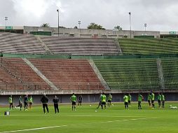 El equipo olímpico ya entrena para enfrentar su primer partido en Brasil, ahora ante la mirada del técnico colombiano. TWITTER / @miseleccionmx