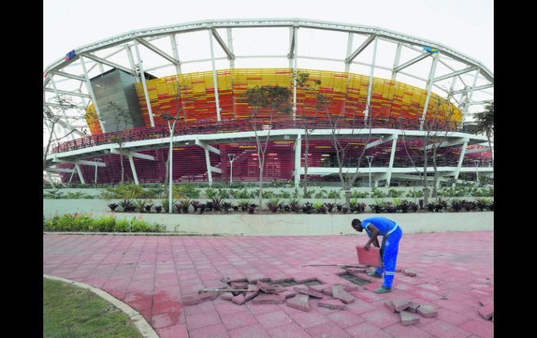 Centro Olímpico de Tenis. Un trabajador ajusta las baldosas del piso del Estadio Olímpico de Río de Janeiro. AP /