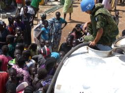 Voluntarios hacen lo posible por abastecer de agua potable y comida a los miles de afectados. AFP / UNMISS